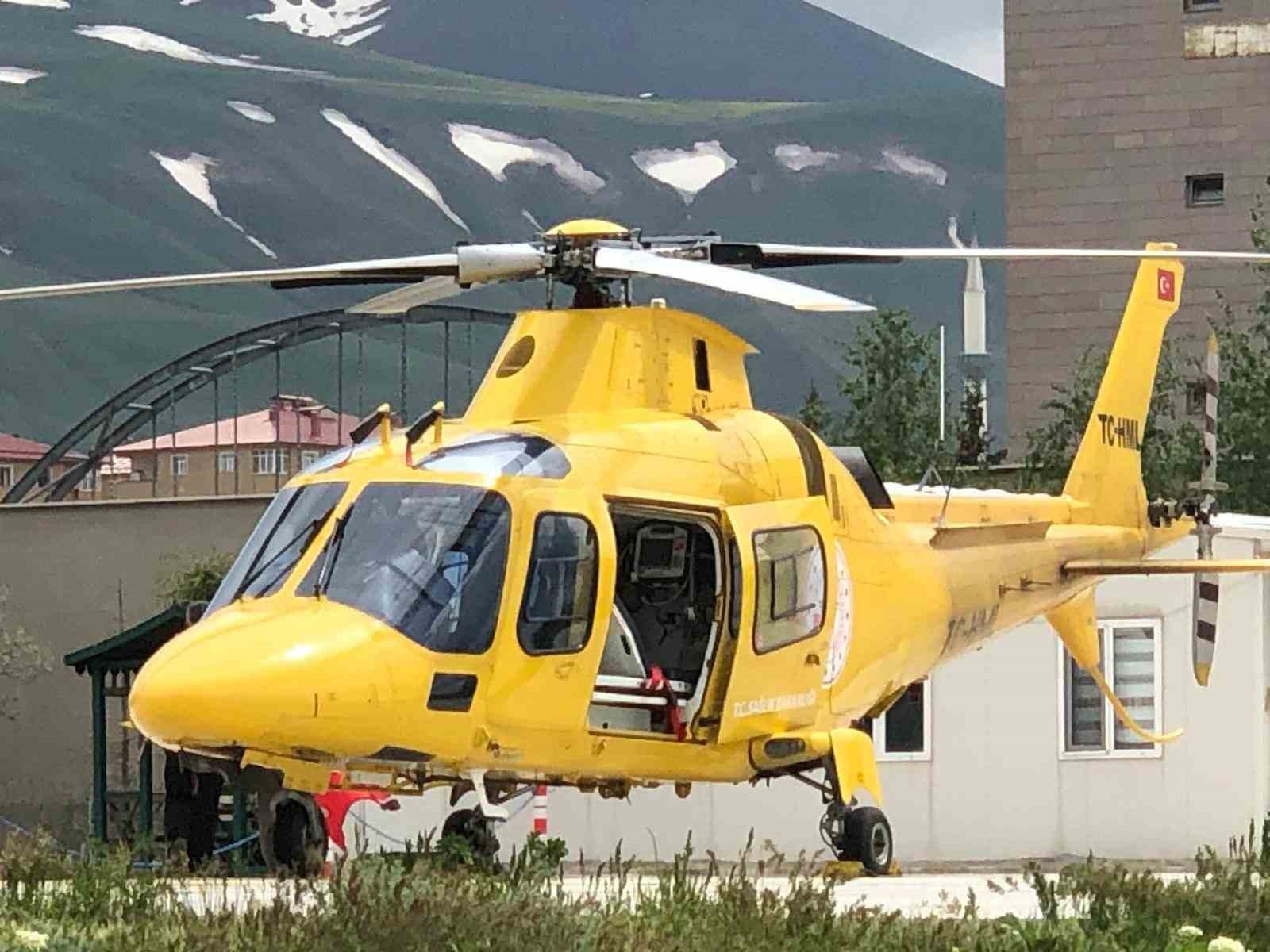 Erzurum&rsquo;da zamana karşı yarış: Kalp krizi ge&ccedil;iren hasta ambulans helikopterle hastaneye yetiştirildi