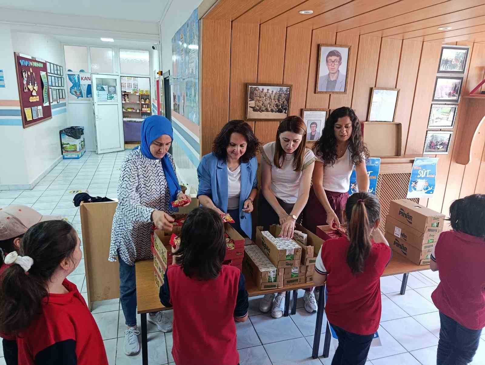 D&uuml;nya S&uuml;t G&uuml;n&uuml;, ilkokullu &ccedil;ocuklarla kutlandı