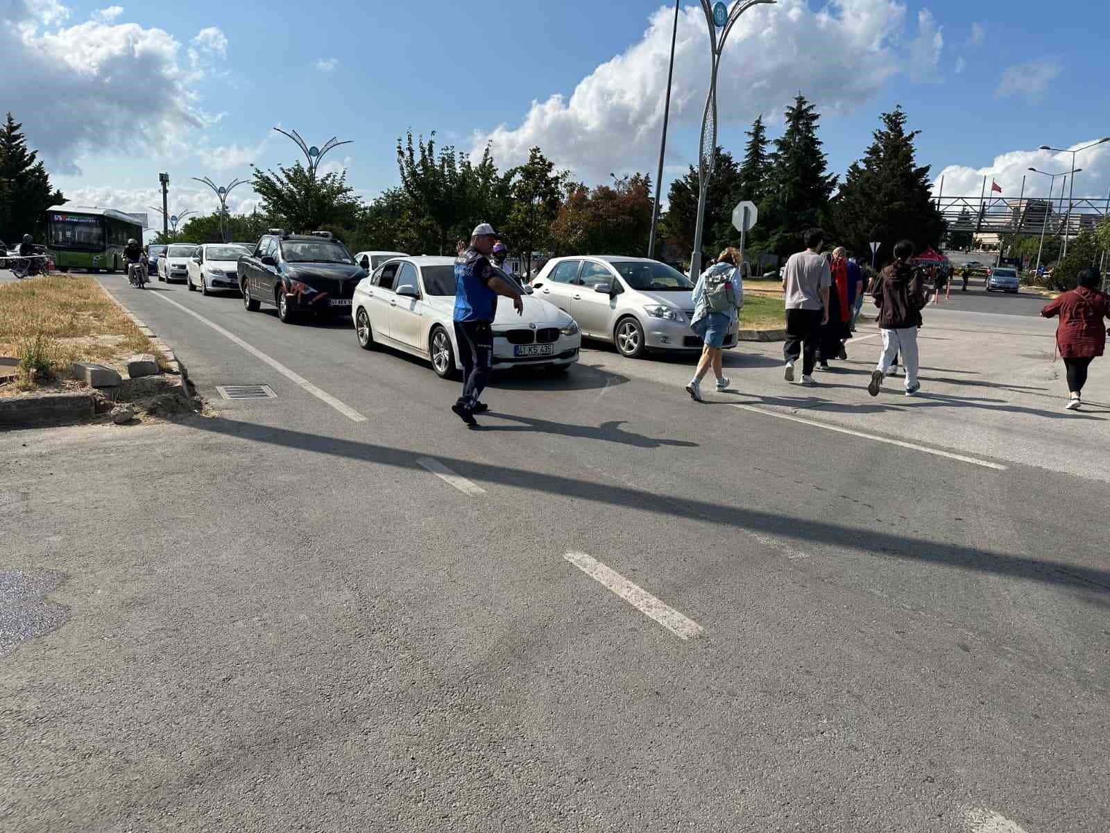 Zabıta ekipleri YKS&rsquo;de gen&ccedil;leri yalnız bırakmadı