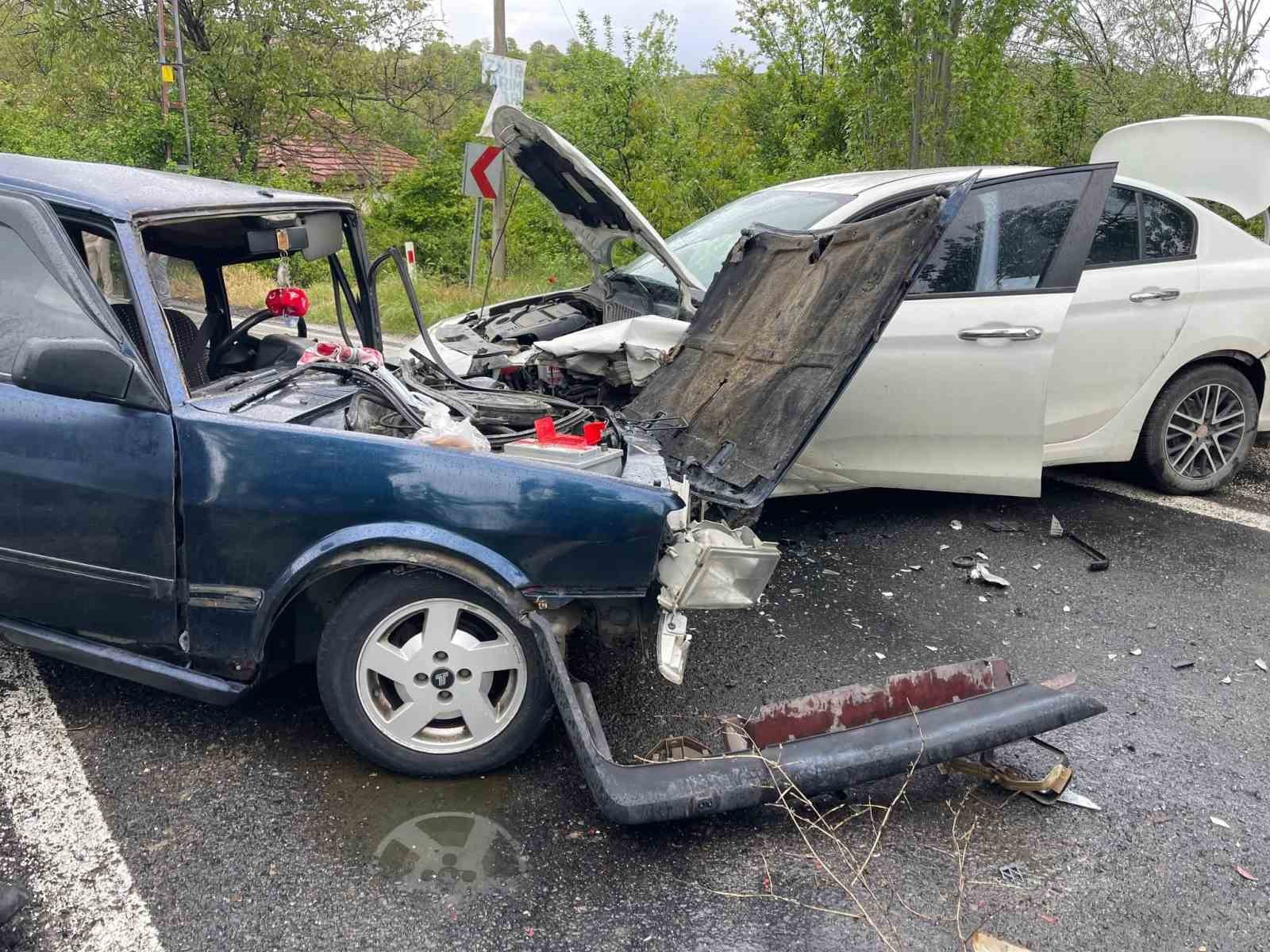 Otomobillerinin kafa kafaya &ccedil;arpıştığı kazada 4 kişi yaralandı