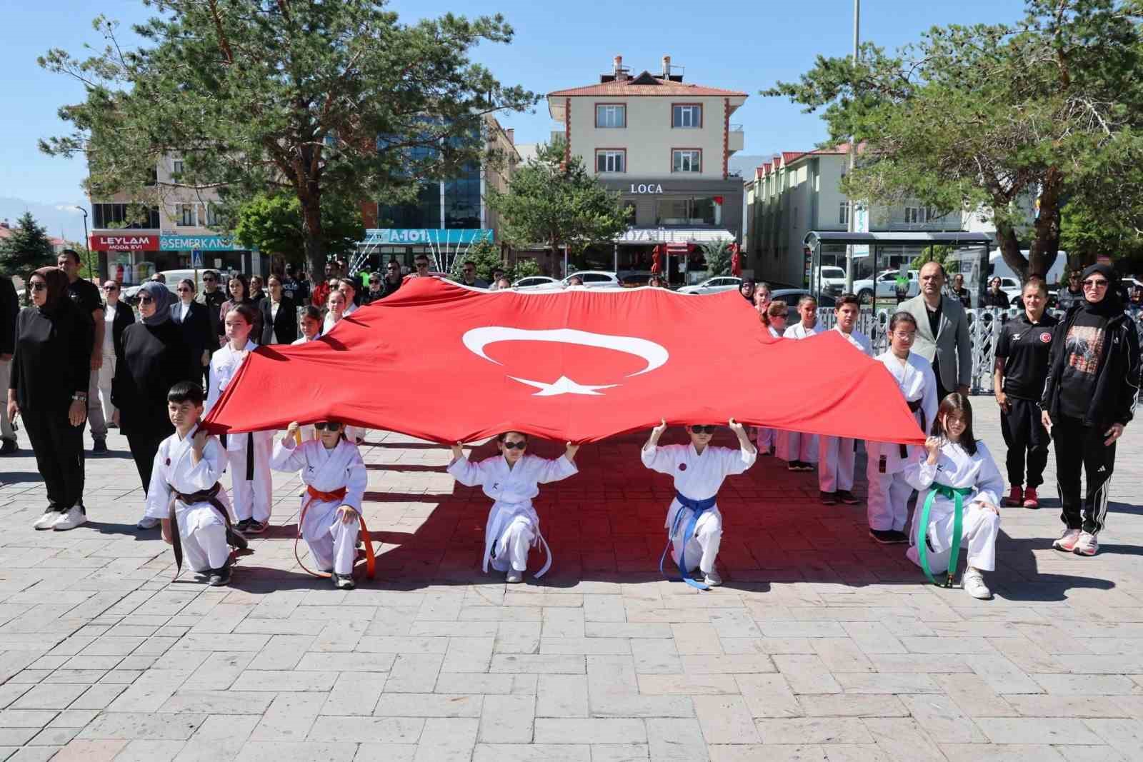 Atat&uuml;rk&rsquo;&uuml;n Erzincan&rsquo;a gelişinin 107&rsquo;nci yılı dolayısıyla t&ouml;ren d&uuml;zenlendi