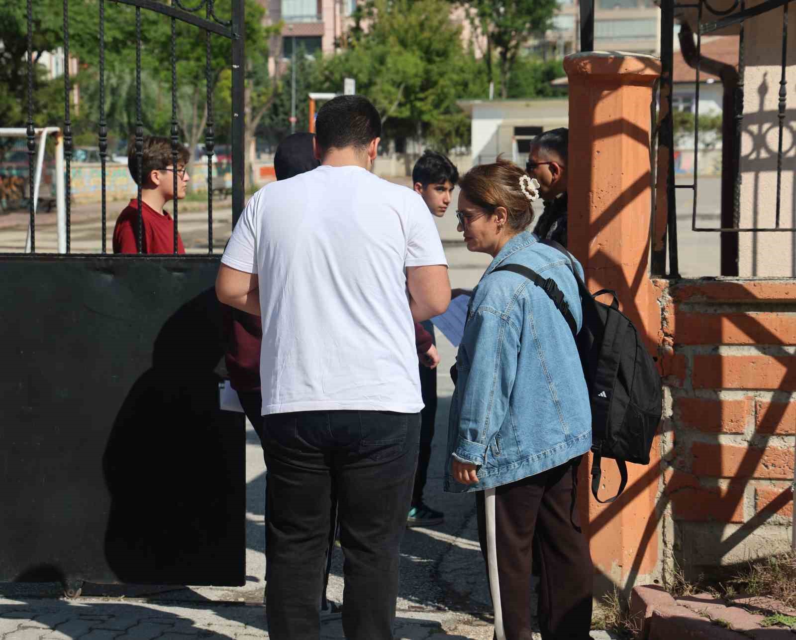 Kamp sandalyeleri piknik i&ccedil;in değil, sınav maratonunu beklemek i&ccedil;in a&ccedil;ıldı
