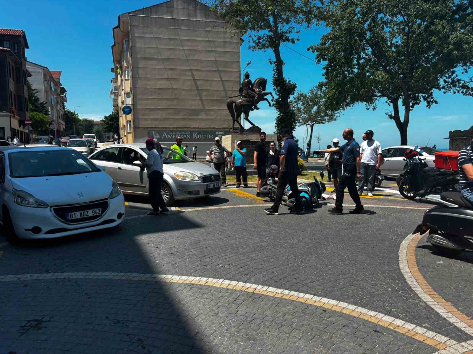Ak&ccedil;akoca&rsquo;da motosiklet ile otomobil &ccedil;arpıştı 1 yaralı