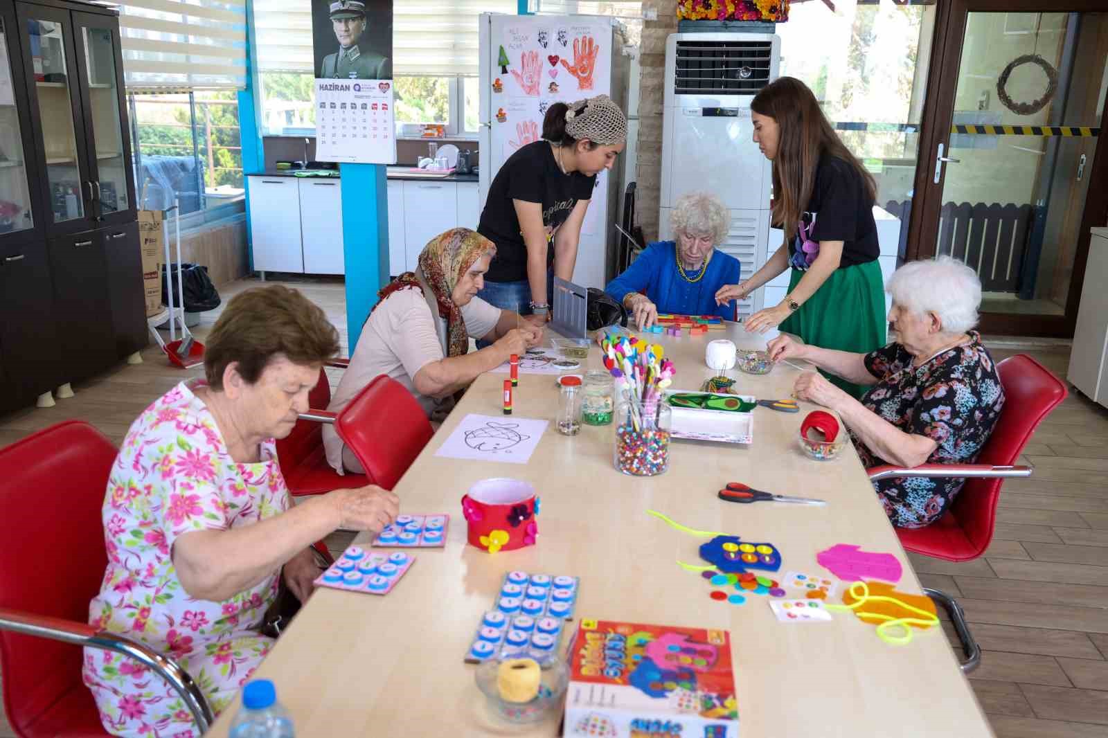 Alzheimer hastaları Mavi Ev&rsquo;de buluşuyor