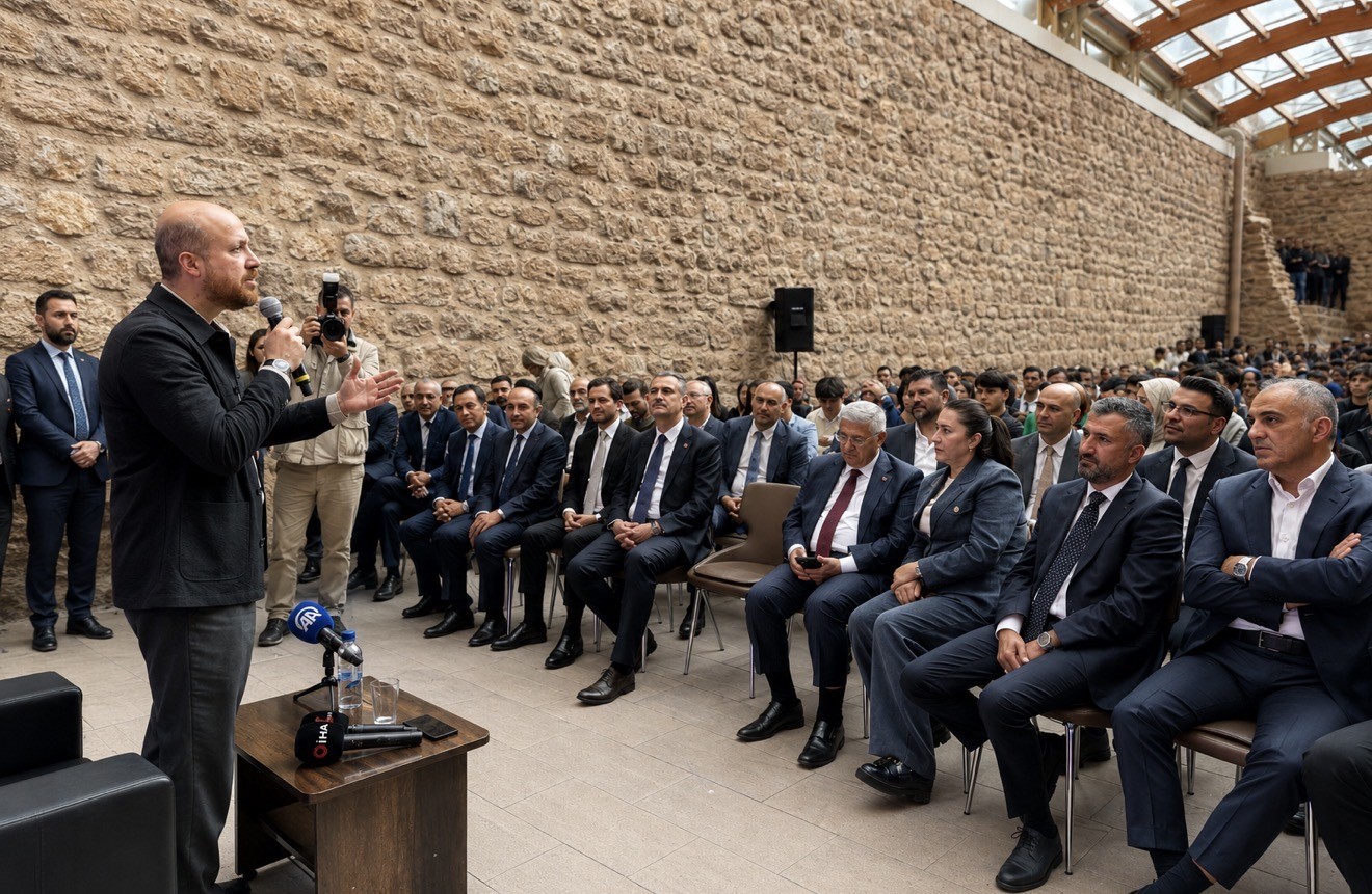 Bilal Erdoğan: "Gen&ccedil;ler &ouml;nce kendi k&uuml;lt&uuml;r&uuml;n&uuml; ve tarihini tanımalı"