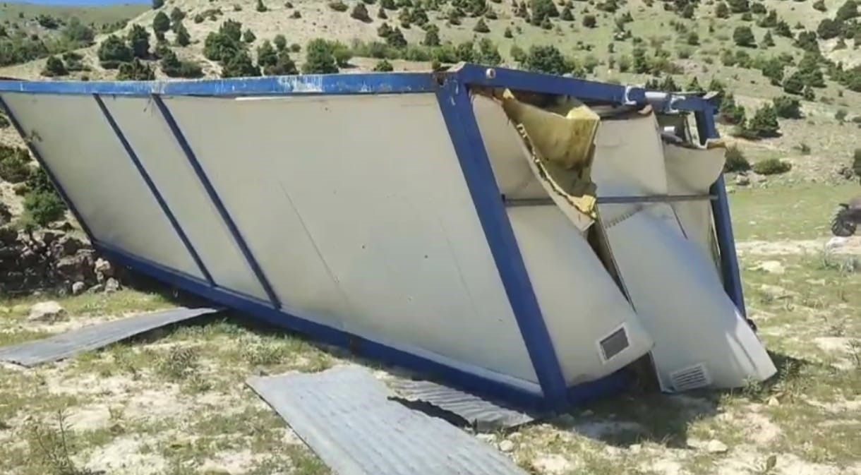 Şiddetli r&uuml;zgar konteyneri 100 metre s&uuml;r&uuml;kledi