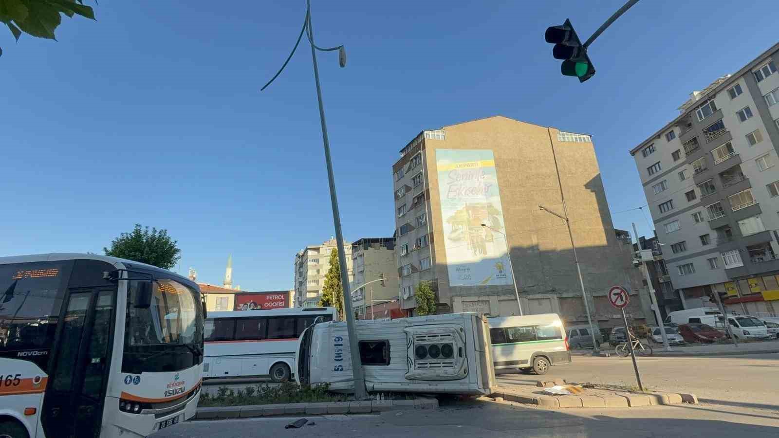 Midib&uuml;s&uuml;n &ccedil;arptığı servis aracı yan yattı