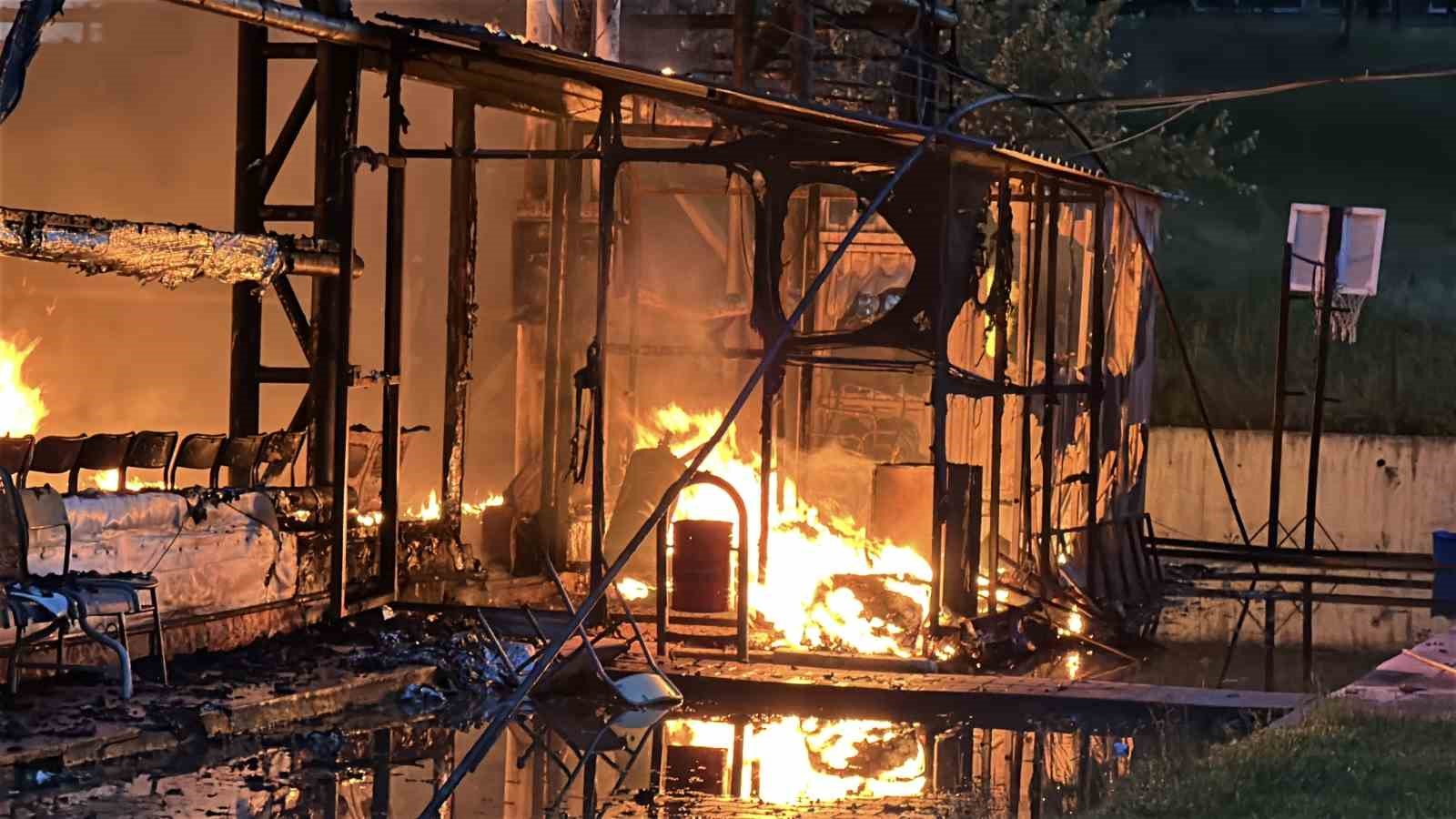Kastamonu&rsquo;da yıldırımın d&uuml;şt&uuml;ğ&uuml; jimnastik salonu alevlere teslim oldu