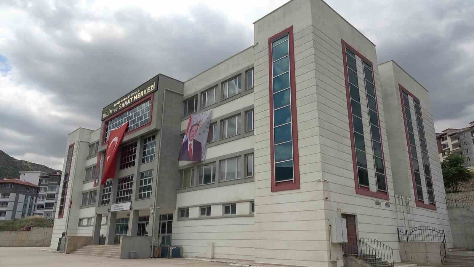 Orhan &ouml;ğretmen, doğum g&uuml;n&uuml; ve evlilik yıl d&ouml;n&uuml;m&uuml;nde hayatını kaybetti