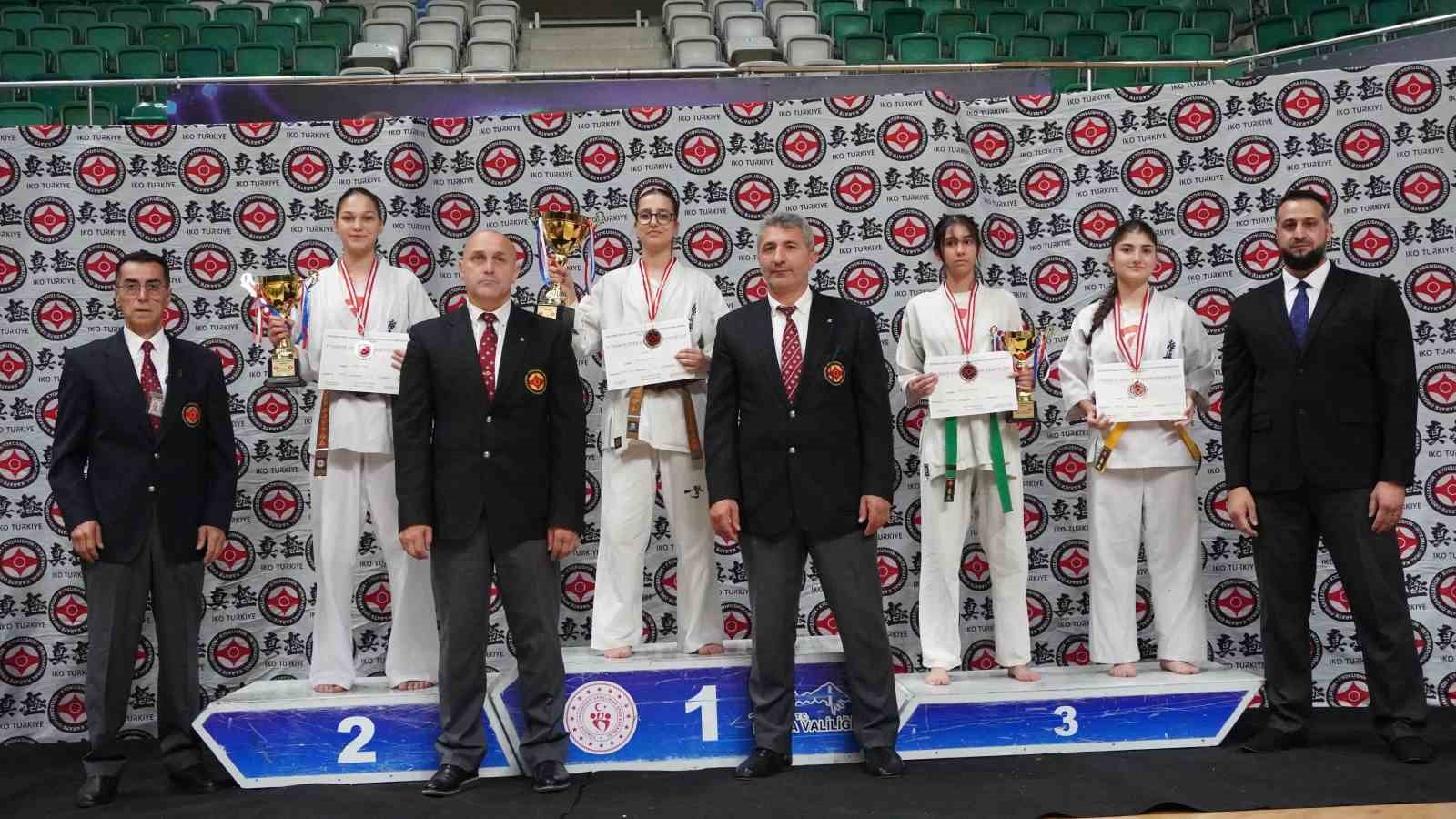 4 &uuml;lkeden gelen 180 sporcu, Bursa&rsquo;daki Kyokushin Kupası&rsquo;nda buluştu