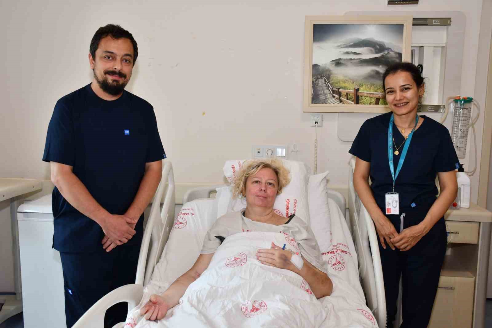 Karnından 12 kilogramlık yumurtalık kitlesi &ccedil;ıkarıldı