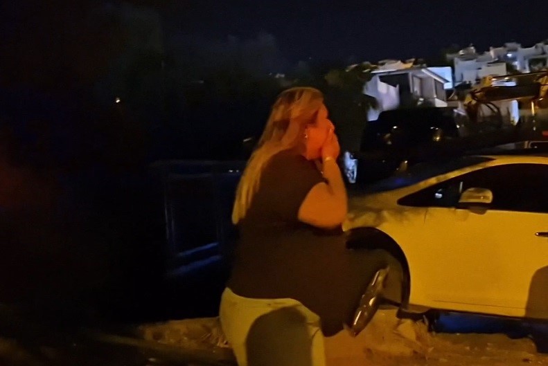 Otomobilinin halini g&ouml;r&uuml;nce g&ouml;zyaşlarına boğuldu