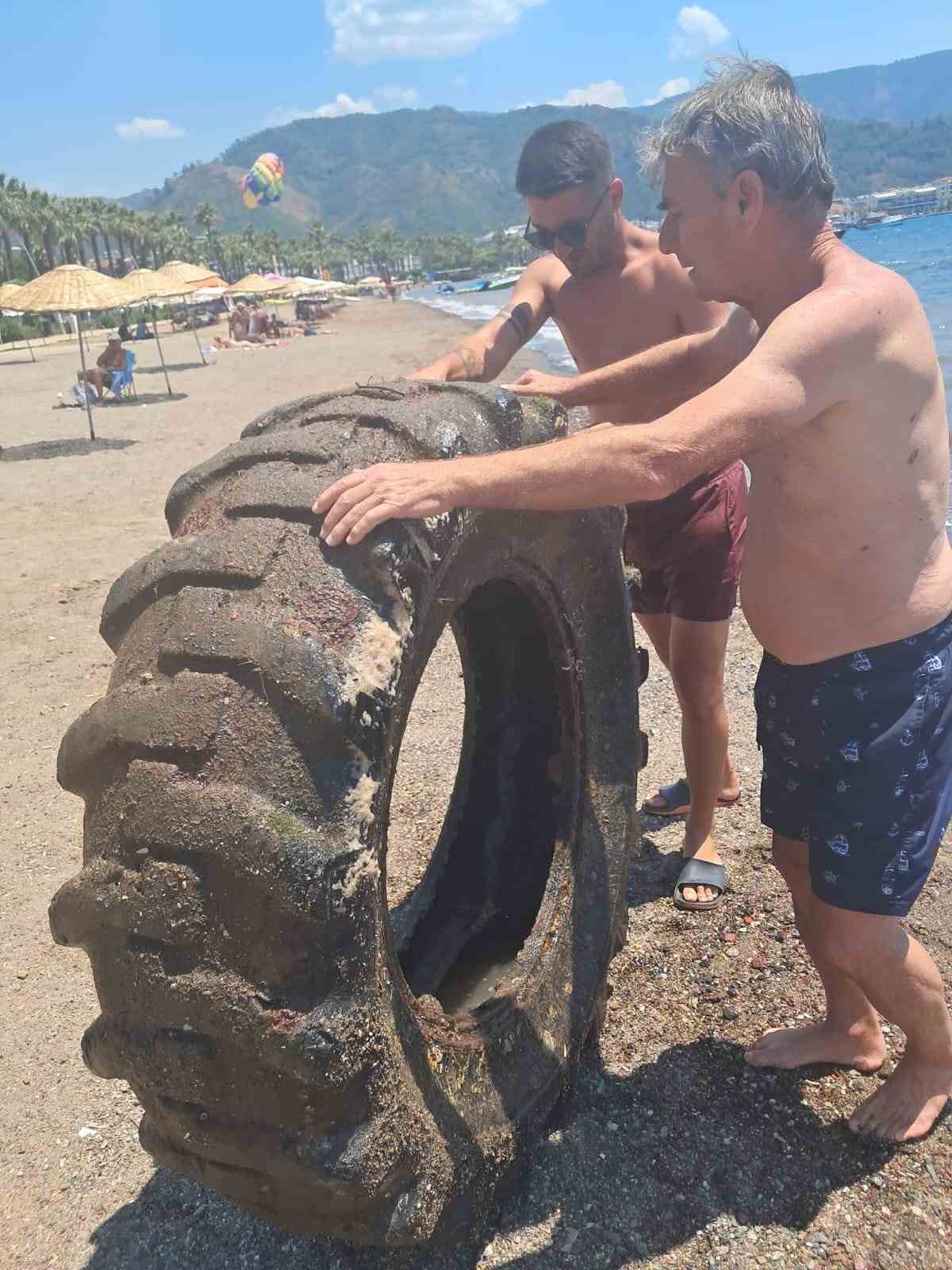 Marmaris Halk Plajı&rsquo;nda denizden &ccedil;ıkan dev lastik şaşırttı