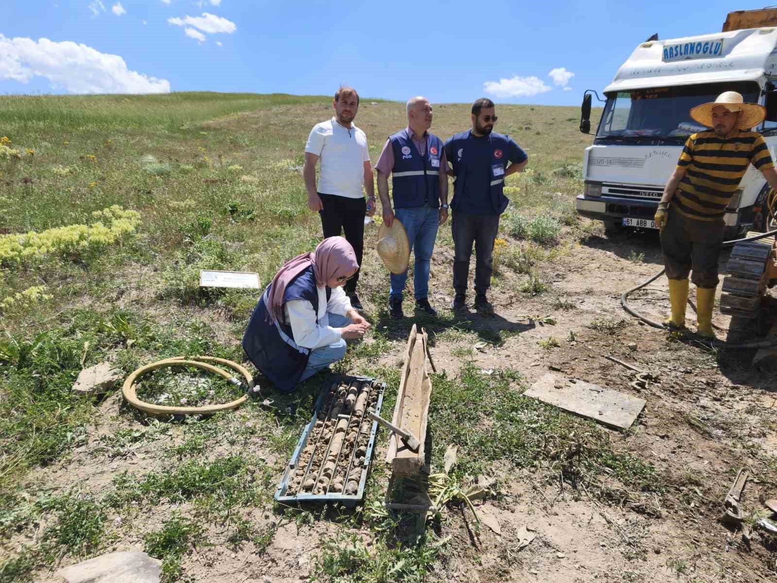 Bayburt&rsquo;un G&uuml;m&uuml;şsu k&ouml;y&uuml;nde jeolojik et&uuml;t &ccedil;alışmaları incelendi