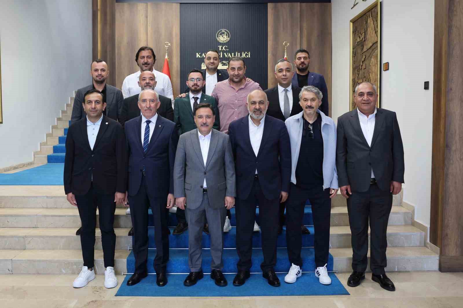 Kayserispor y&ouml;netimi, Vali &Ccedil;i&ccedil;ek ile bir araya geldi