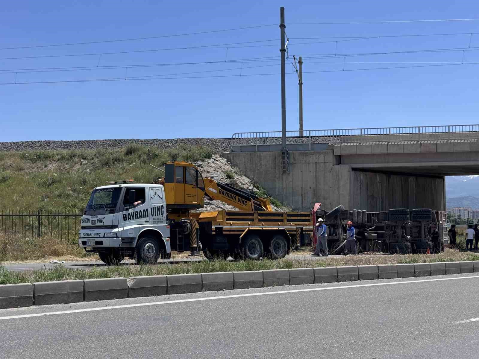 Damperi a&ccedil;ılan kamyon k&ouml;pr&uuml;ye &ccedil;arptı: 1 &ouml;l&uuml;