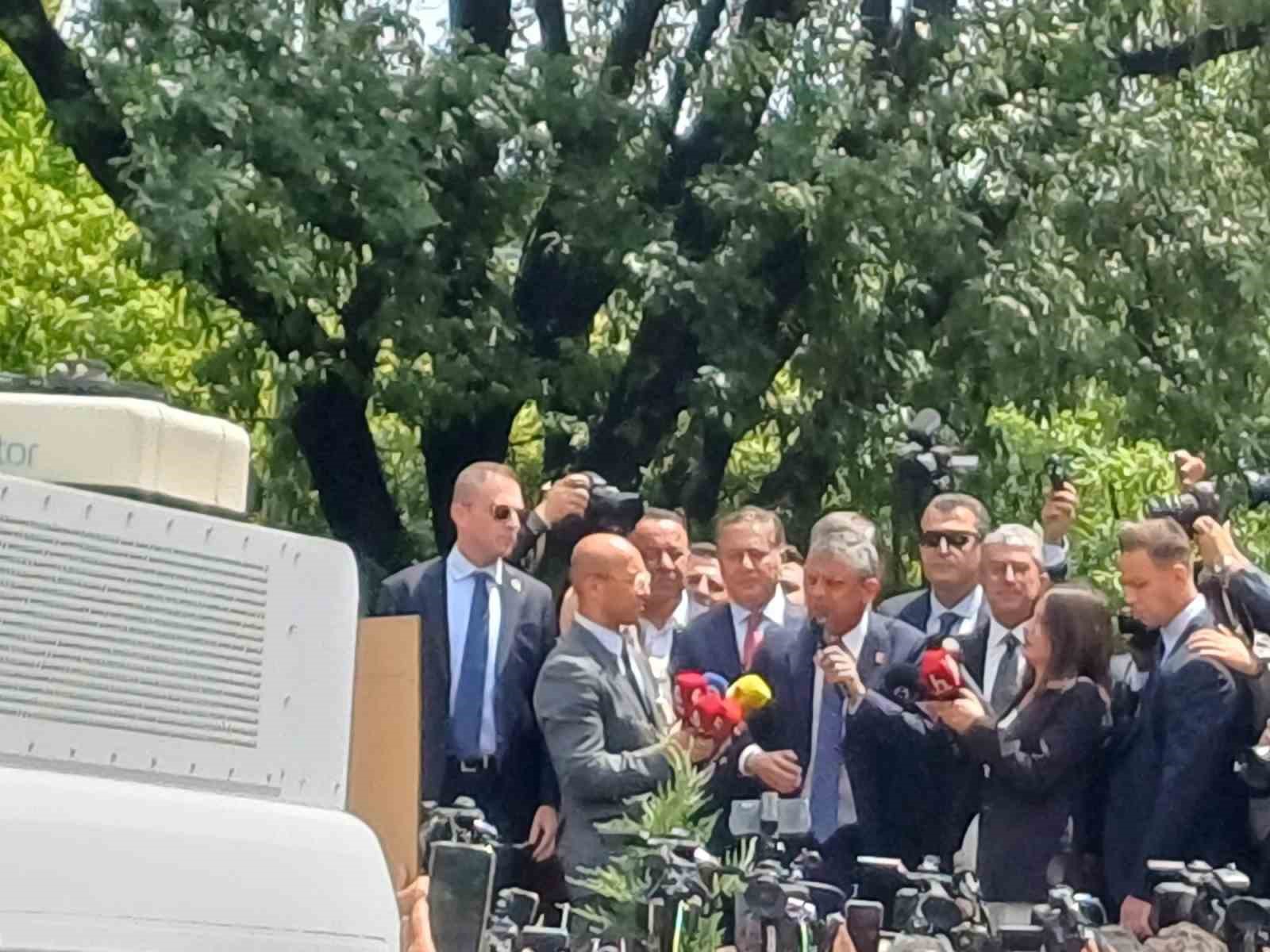 &Ouml;zg&uuml;r &Ouml;zel TBMM &ouml;n&uuml;ndeki kalabalığa seslendi