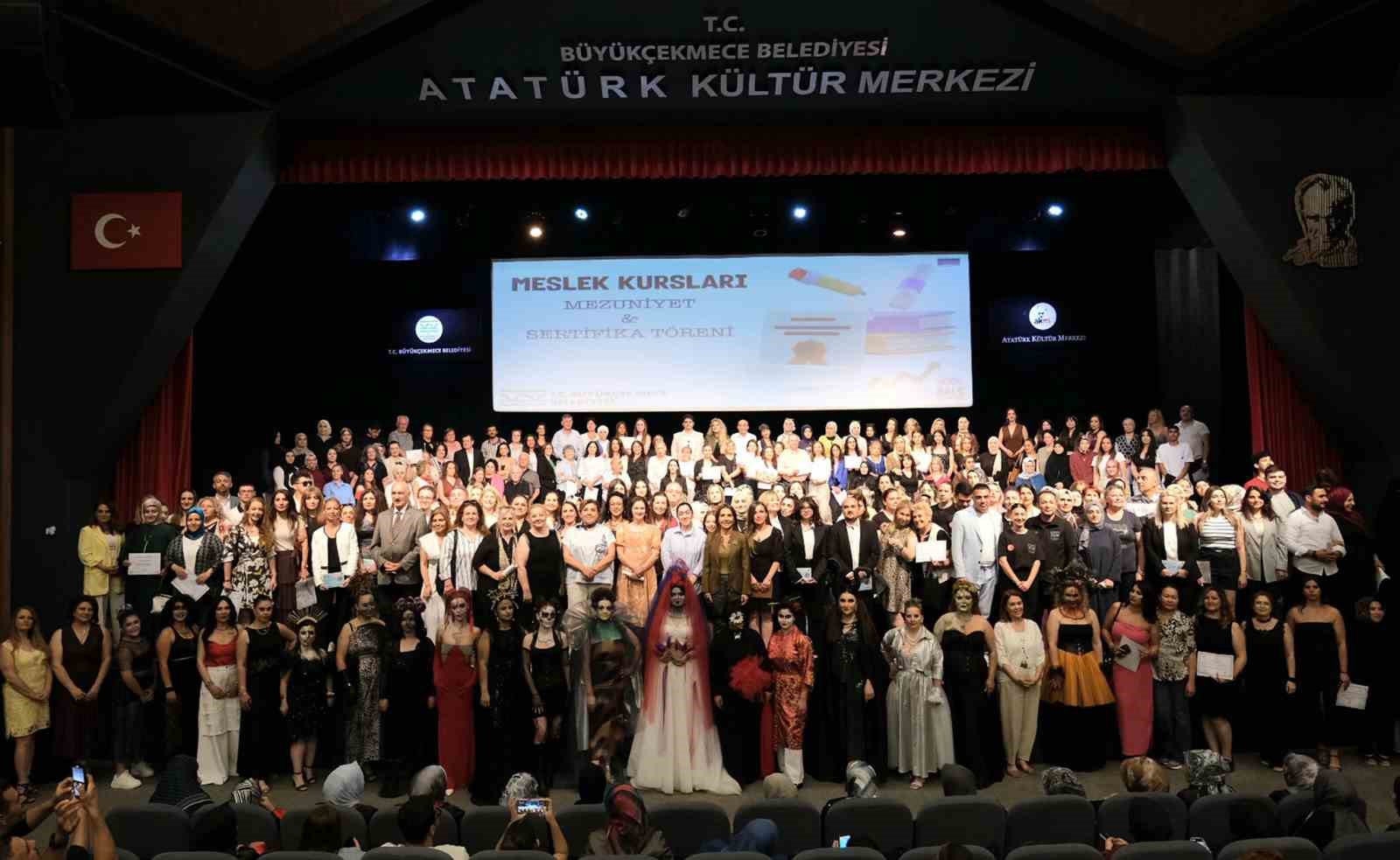 B&uuml;y&uuml;k&ccedil;ekmece Belediyesi Halk Akademisi&rsquo;nde 678 kursiyer mezun oldu