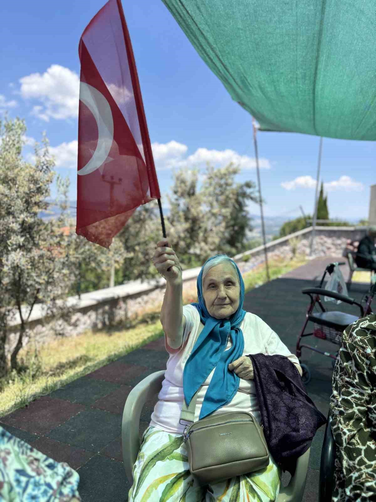 G&ouml;rdes Huzurevi&rsquo;nden milli takıma y&uuml;rekten destek
