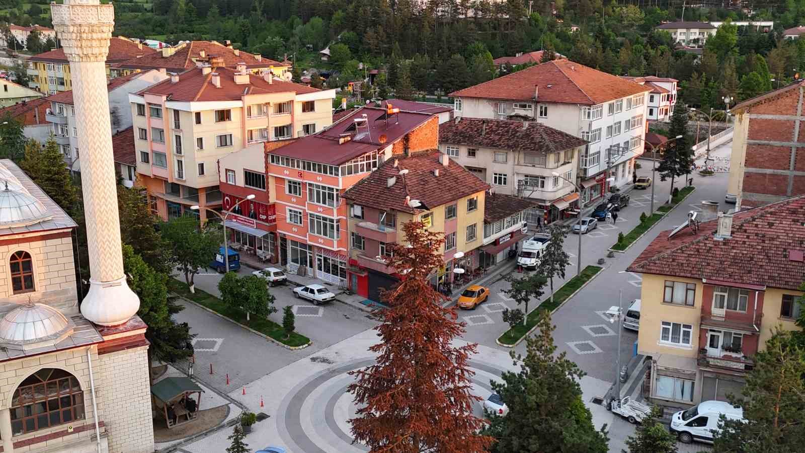 Leylekler g&uuml;n batımını cami kubbesinde karşıladı, mest eden anlar havadan g&ouml;r&uuml;nt&uuml;lendi
