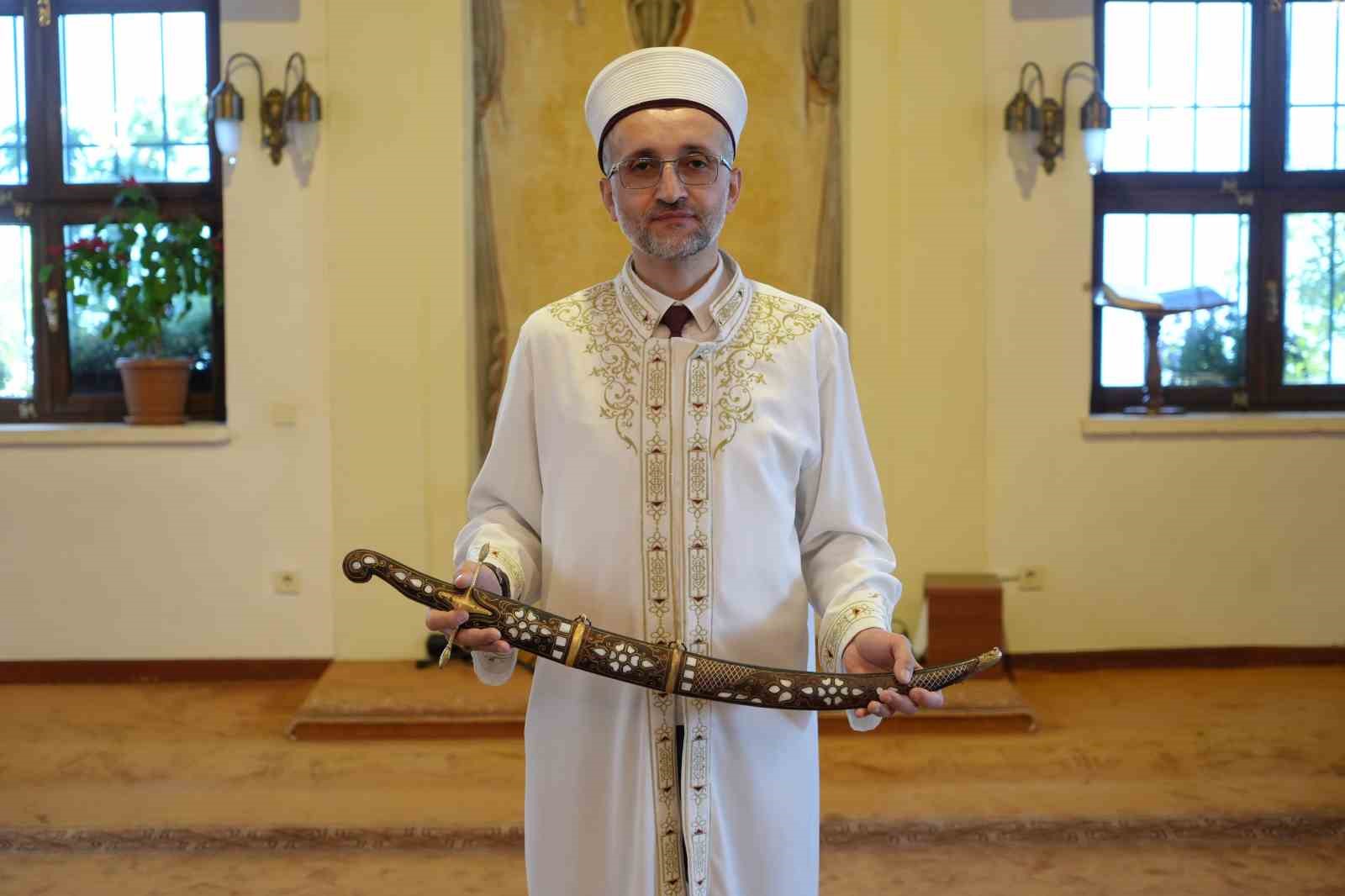 Sultan Abdülmecid’in şifa bulduğuna inanılan camide 100 yıllık kılıçla bayram hutbesi