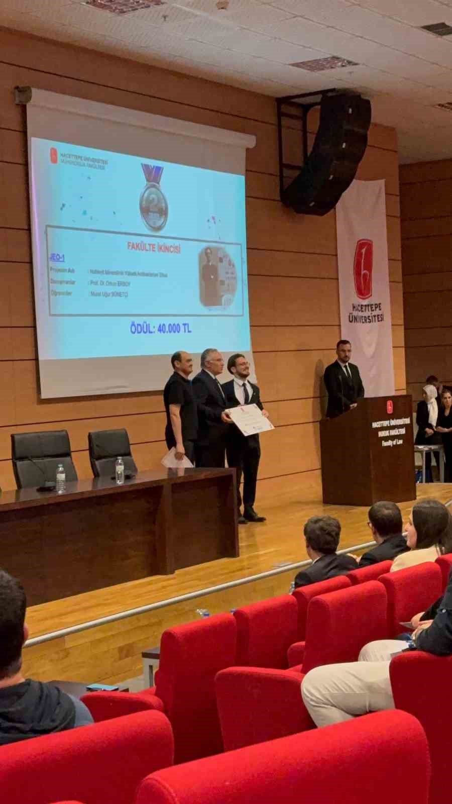 Kuşadalı gen&ccedil; bilim insanı &ouml;d&uuml;l&uuml;n sahibi oldu