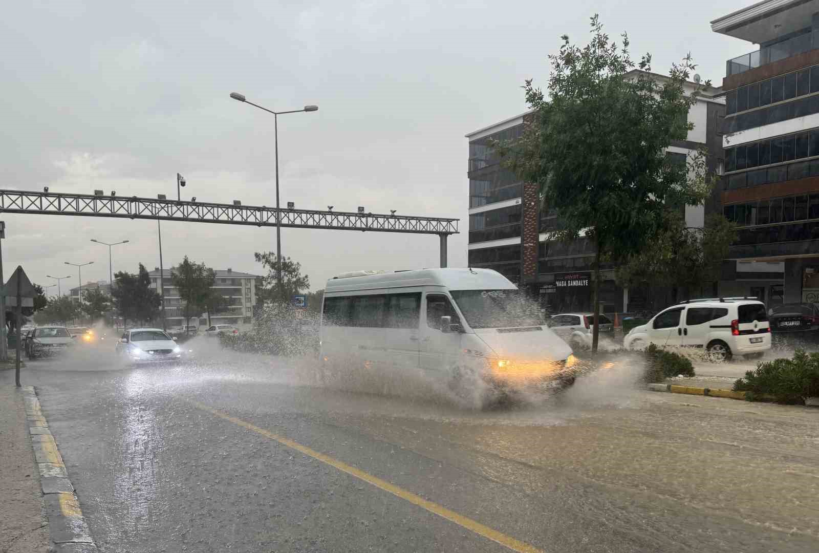 Denizli&rsquo;de şiddetli yağış trafiği fel&ccedil; etti