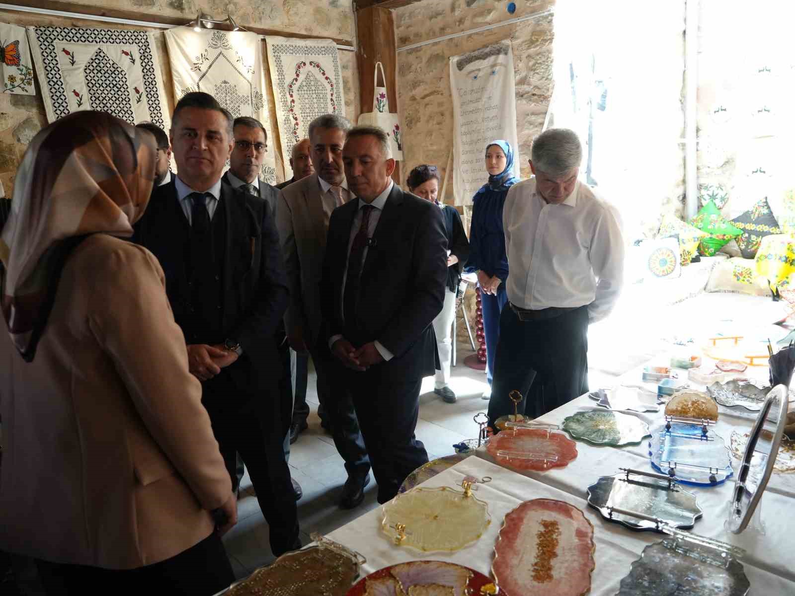 Kaldıkları yurtlarda yıl boyunca eğitim alan &ouml;ğrencilerin eserleri g&ouml;r&uuml;c&uuml;ye &ccedil;ıktı