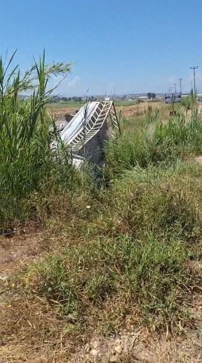 Sulama kanalına u&ccedil;an kamyonetteki 2 kişi yaralandı