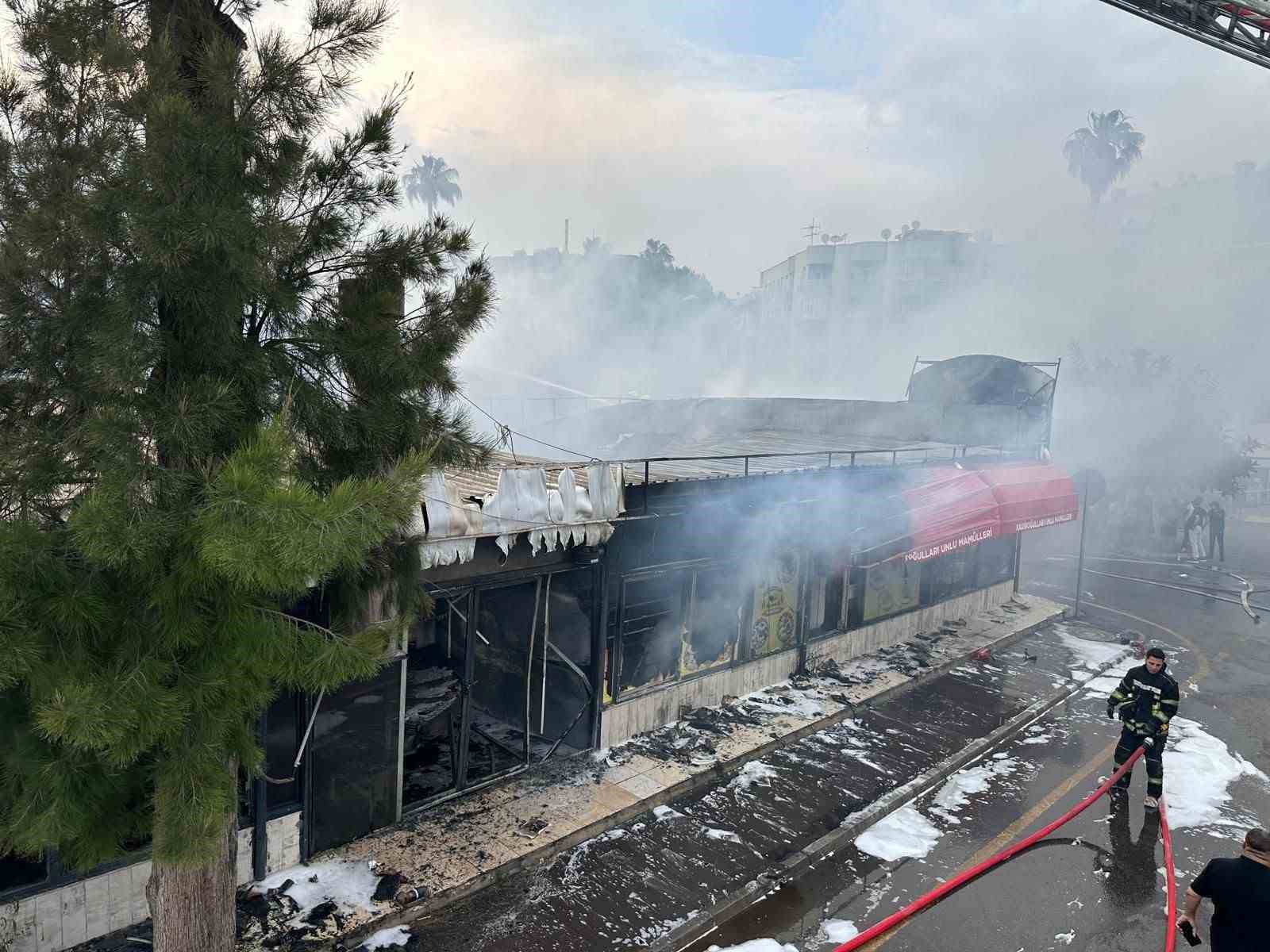 Mersin&rsquo;de ekmek fırınında yangın