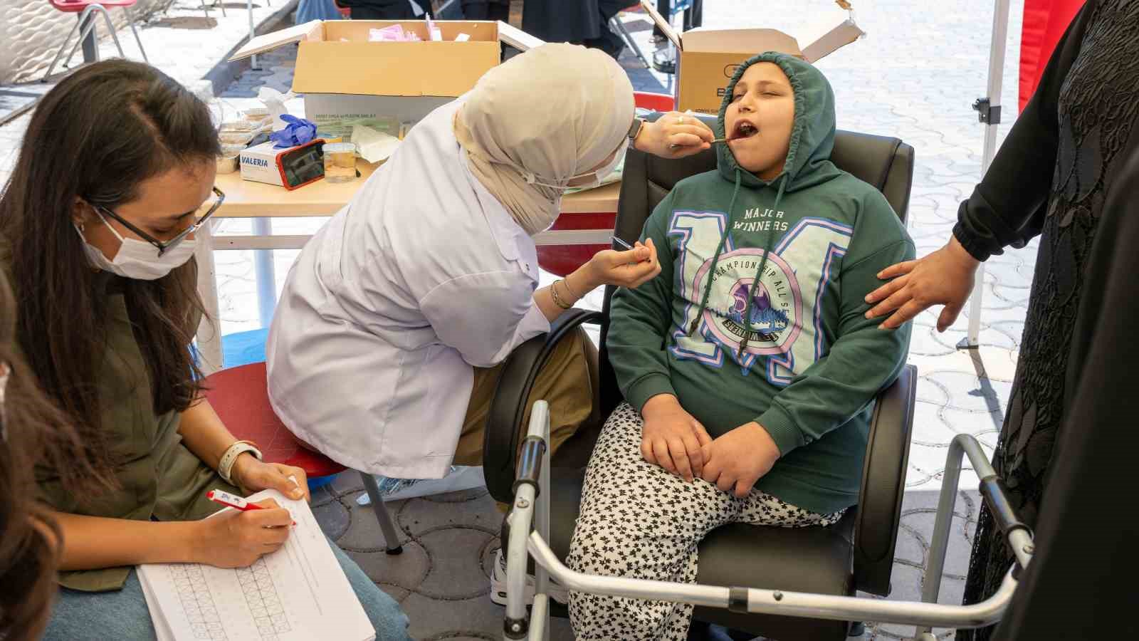 Sel&ccedil;uk &Uuml;niversitesinden Filistinli &ccedil;ocuklara sağlık ve dayanışma eli