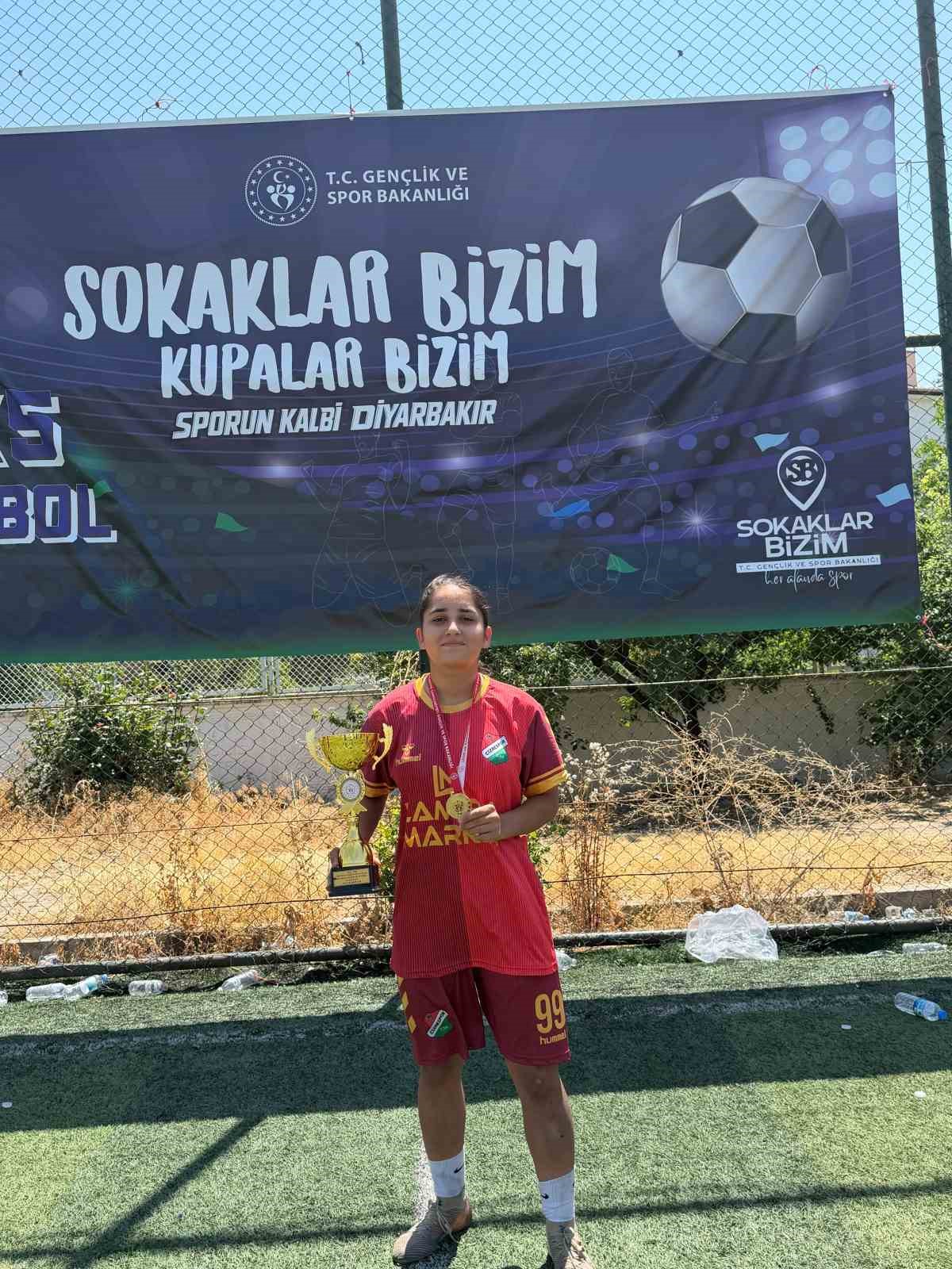 Cizreli kadınlar "5x5 Sokaklar Bizim" futbol turnuvasında b&ouml;lge şampiyonu oldu