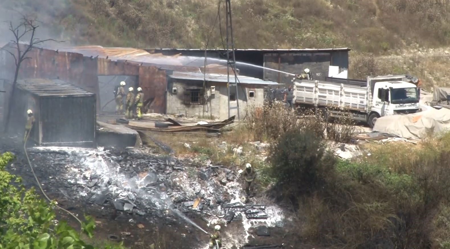Sultangazi&rsquo;de 2 hafta &ouml;nce yanan plastik eşya deposundan yeniden alevler y&uuml;kseldi