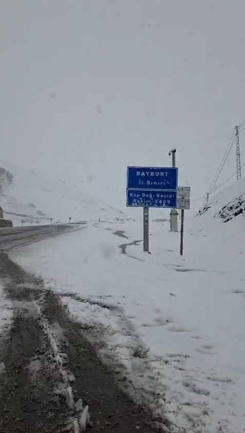 Mayıs ortasında Bayburt&rsquo;un Kop Dağı&rsquo;na kar yağdı