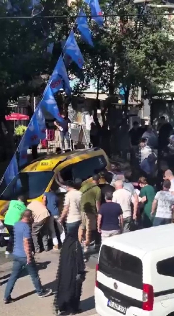 Gen&ccedil; avukat taksinin altında kaldı, &ccedil;ok sayıda kişi &ccedil;ıkarmak i&ccedil;in seferber oldu