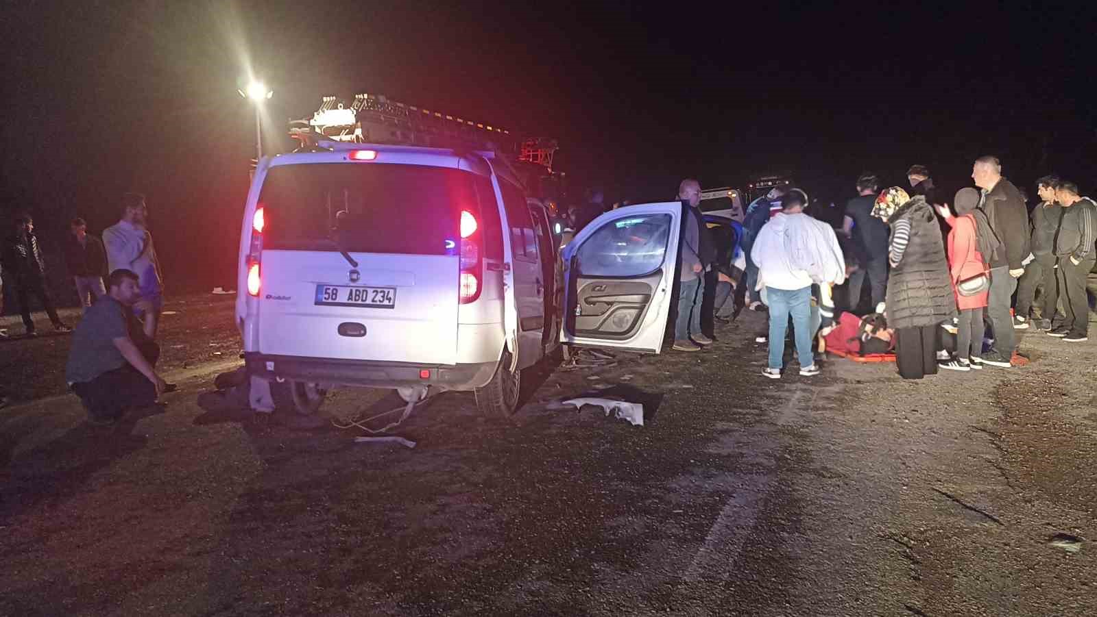 Sivas’ta iki araç kafa kafaya çarpıştı: 4’ü ağır 8 yaralı