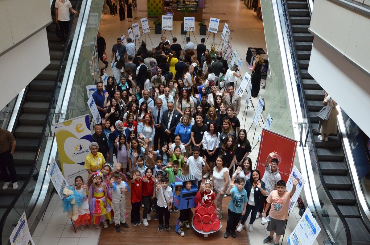 Eskişehir&rsquo;de "Etwinning İyi &Ouml;rnekler Sergisi" kapılarını a&ccedil;tı