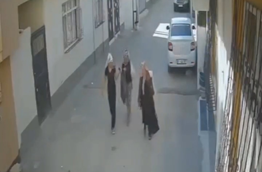 Adana&rsquo;da kadın hırsızlar girdikleri evden pirin&ccedil;, bulgur, makarna ve elektrikli ocak &ccedil;aldı