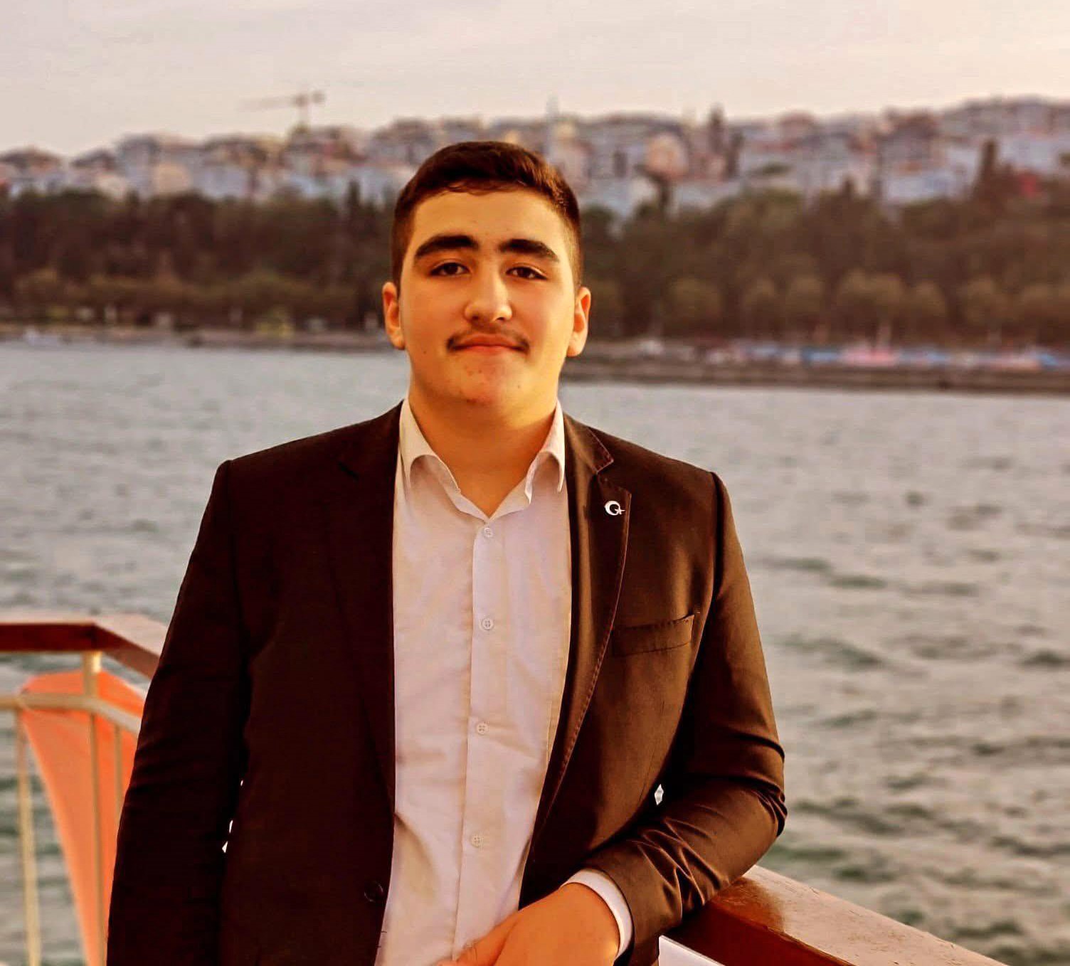 Tur otob&uuml;s&uuml; ile hafif ticari ara&ccedil; &ccedil;arpıştı: Gen&ccedil; s&uuml;r&uuml;c&uuml; hayatını kaybetti