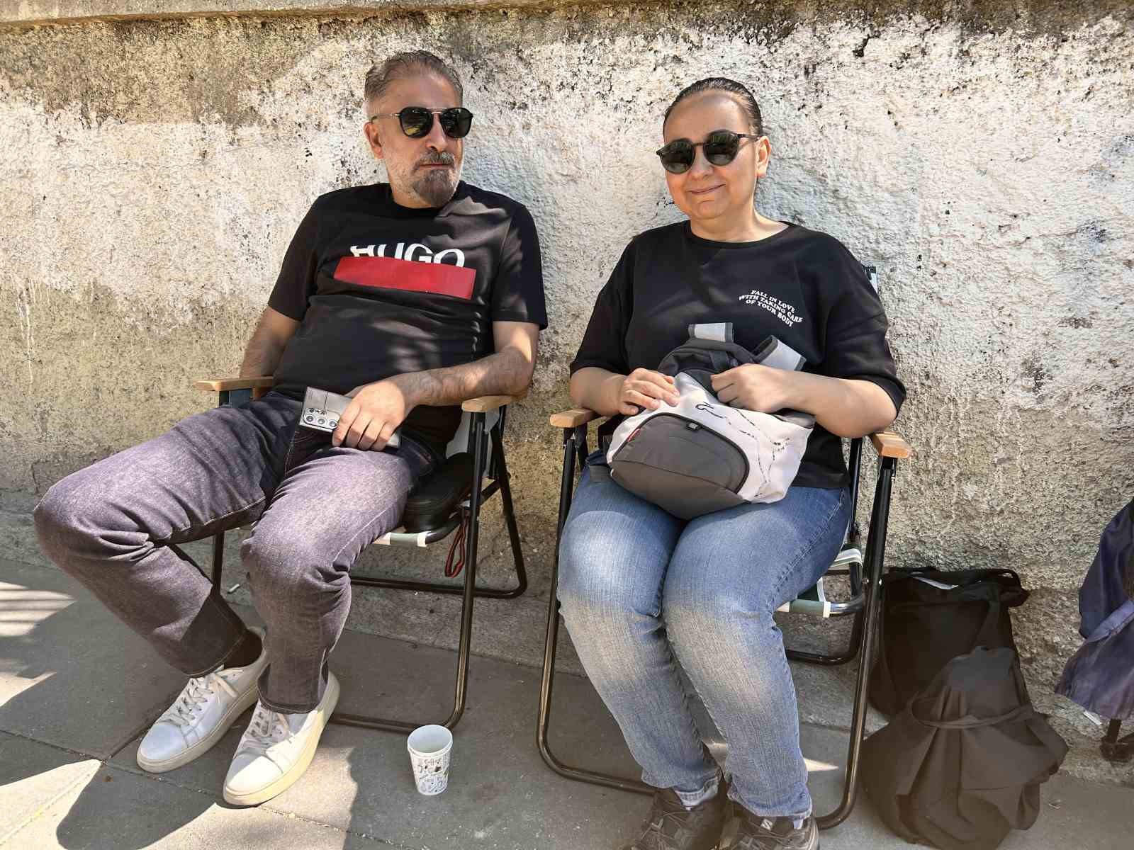 AYT sınavında ailelerin heyecanlı bekleyişi s&uuml;r&uuml;yor