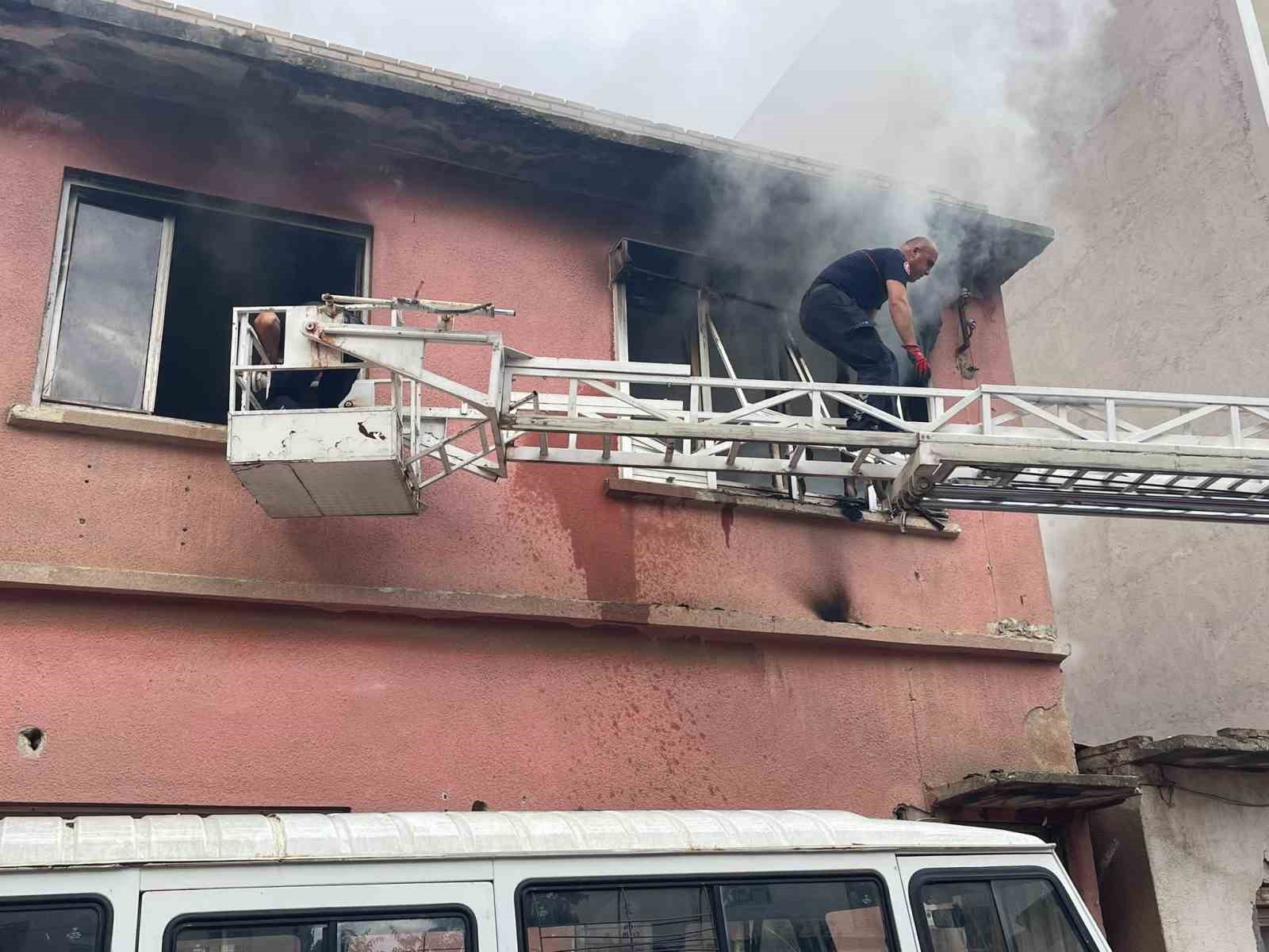 İki katlı m&uuml;stakil evde &ccedil;ıkan yangın korkuttu