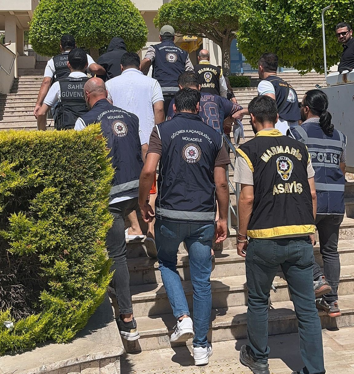 Marmaris&rsquo;te g&ouml;&ccedil;men ka&ccedil;ak&ccedil;ılığı operasyonu: 7 ş&uuml;pheli adliyeye sevk edildi
