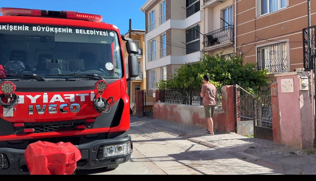 Benzin doldurulan motorlu tırpan alev aldı, &ccedil;ıkan yangında 2 kişi dumandan etkilendi