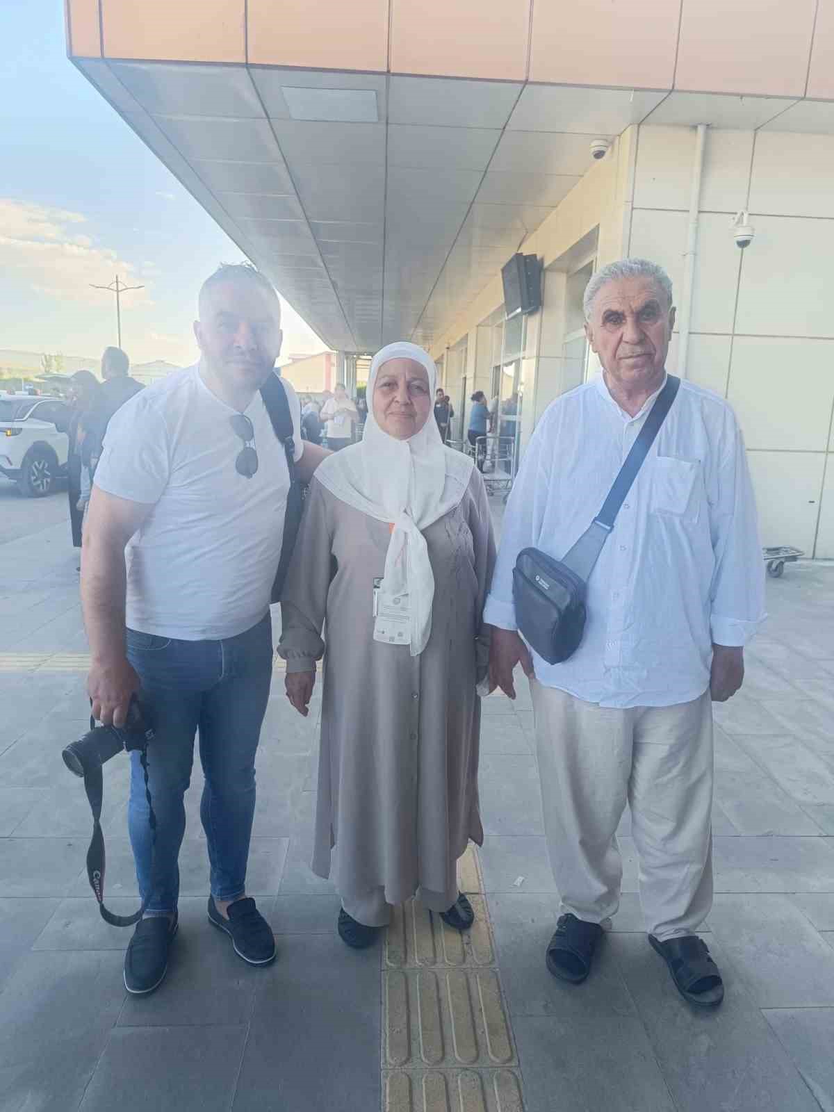 Van&rsquo;dan kutsal topraklara uzanan yolculuk sona erdi: İlk hac kafilesi dualarla karşılandı