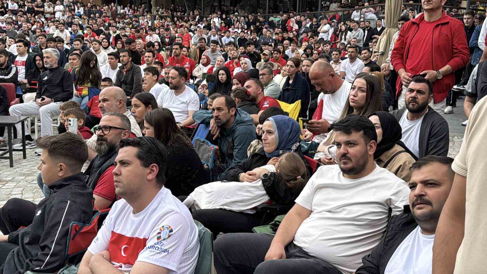 Karab&uuml;k&rsquo;te vatandaşlar milli ma&ccedil; heyecanını dev ekranda yaşadı
