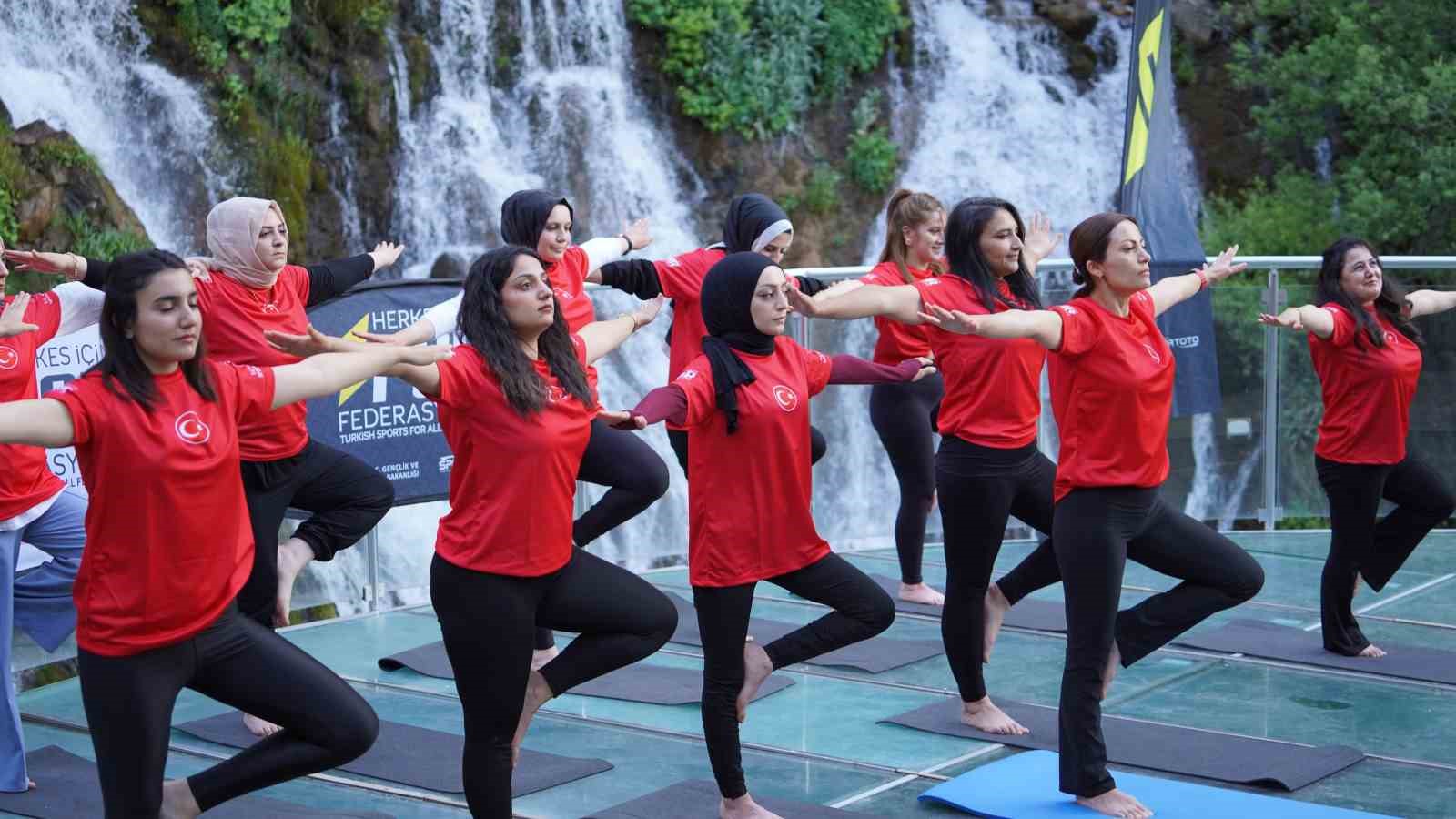 Tomara Şelalesi&rsquo;nde D&uuml;nya Yoga G&uuml;n&uuml; etkinliği