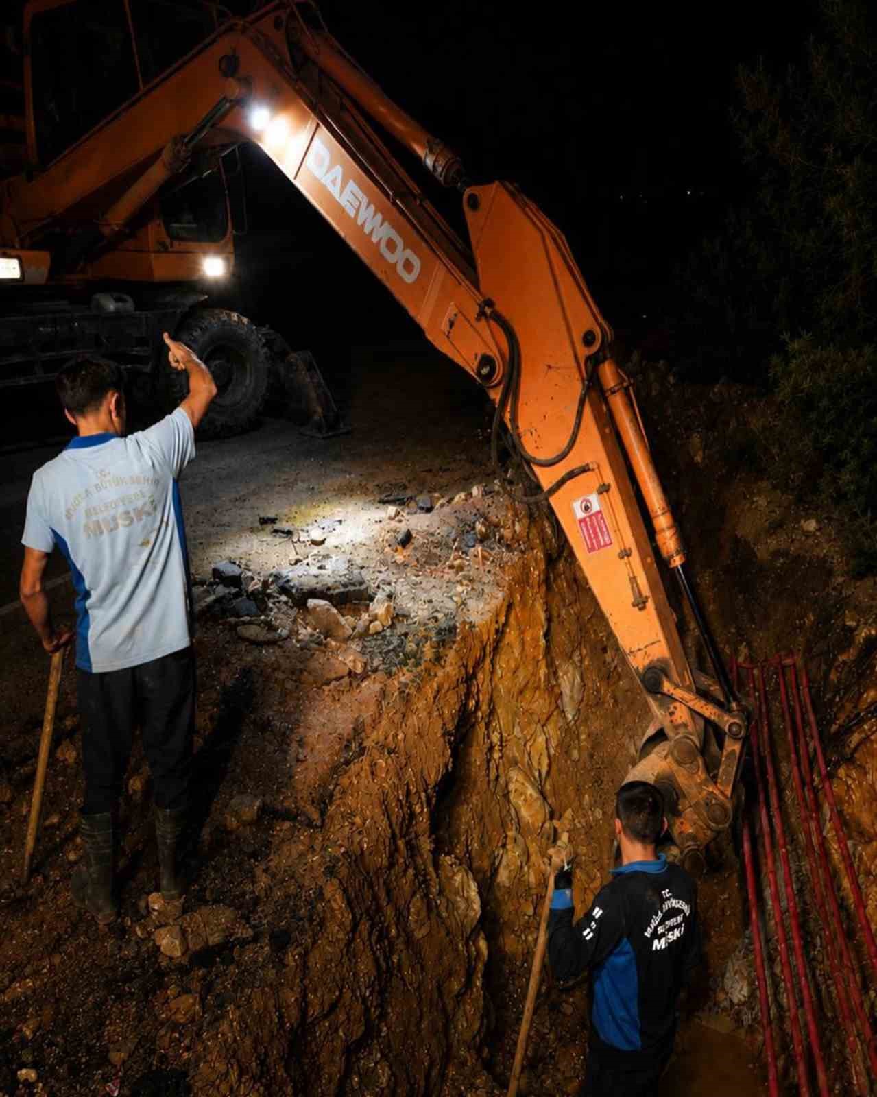 MUSKİ ekiplerinden Torba&rsquo;daki su isale hattı patlamasına gece m&uuml;dahalesi