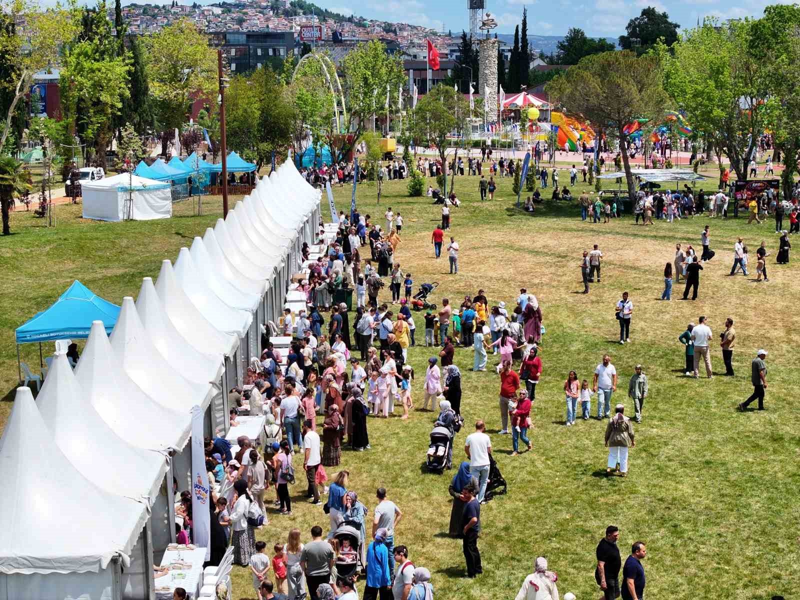 &Ccedil;ocuklar i&ccedil;in karne hediyesi şenliği başladı