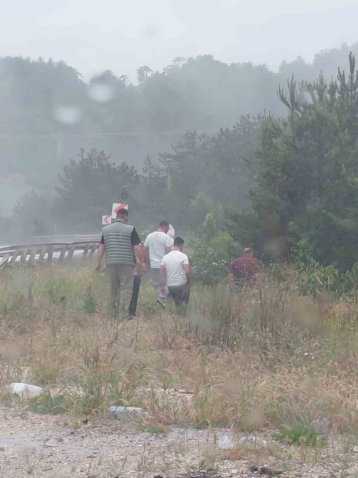 Bolu&rsquo;da virajı alamayan hafif ticari ara&ccedil; yoldan &ccedil;ıktı: 3 yaralı