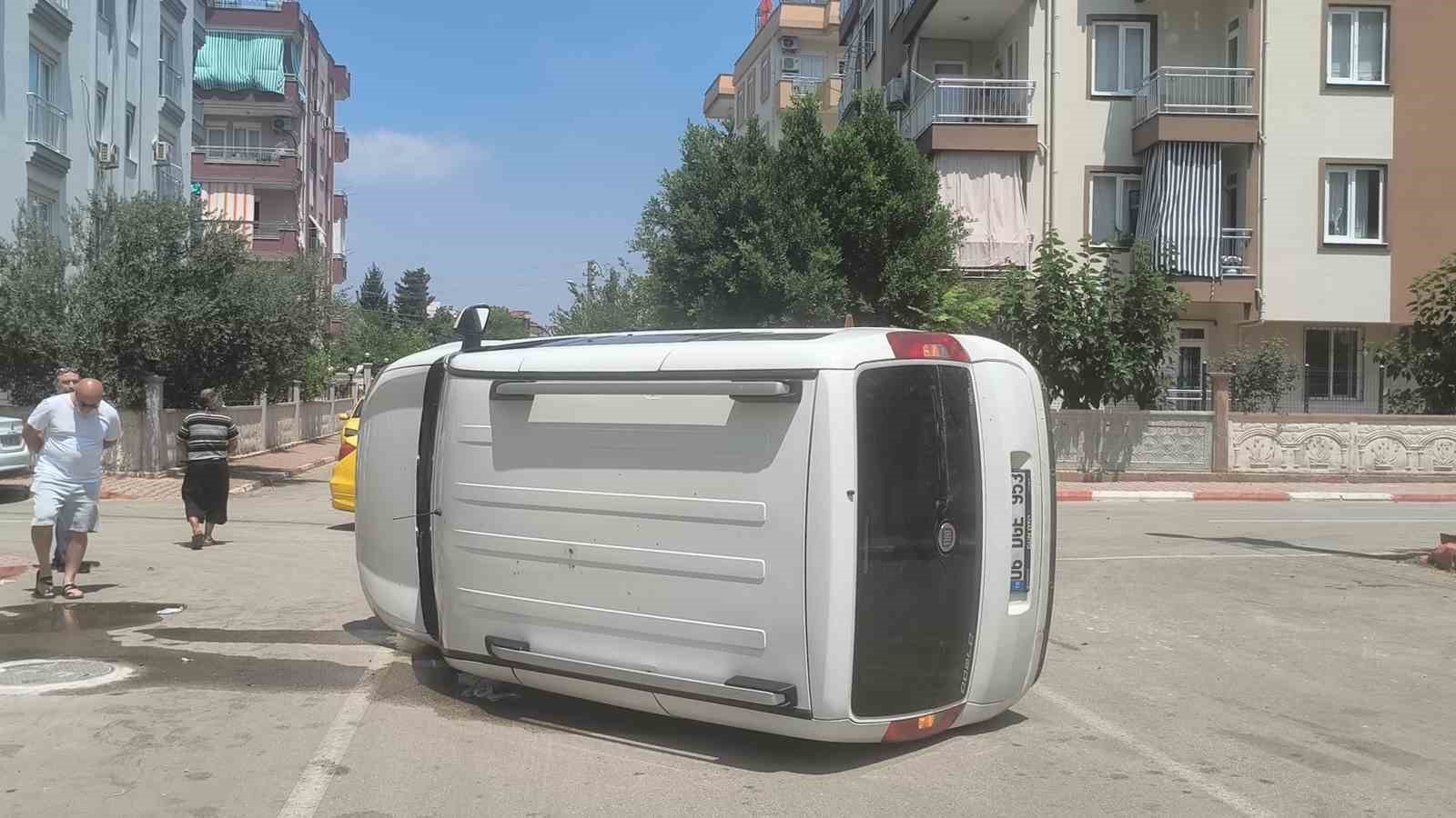 Taksi ile &ccedil;arpışan hafif ticari ara&ccedil; yan yattı: S&uuml;r&uuml;c&uuml;n&uuml;n burnu bile kanamadı
